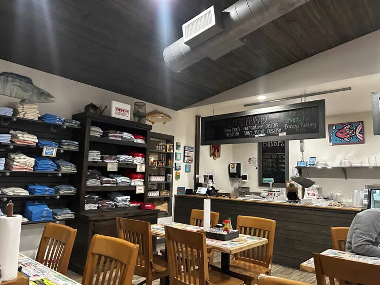Cozy restaurant interior with shelves and counter.